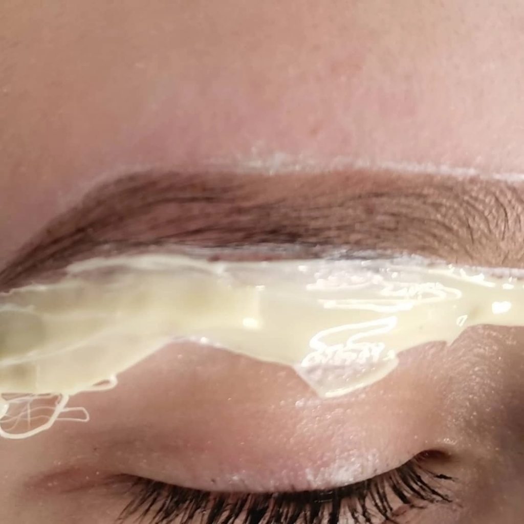 Коррекция бровей