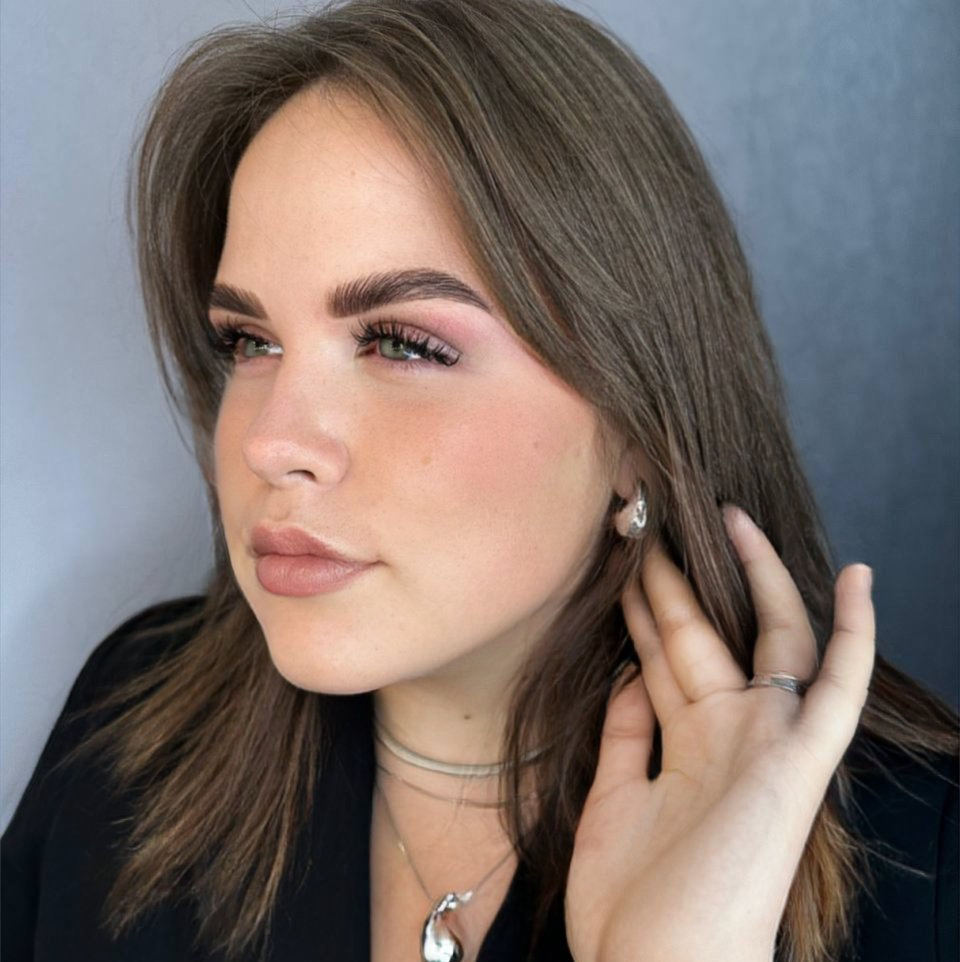 Оформление бровей краской