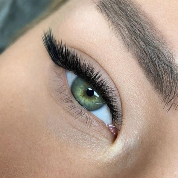 Наращивание ресниц 4D