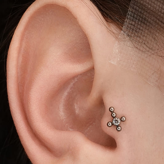 ПИРСИНГ TRAGUS
(украшения в стоимость не входит)