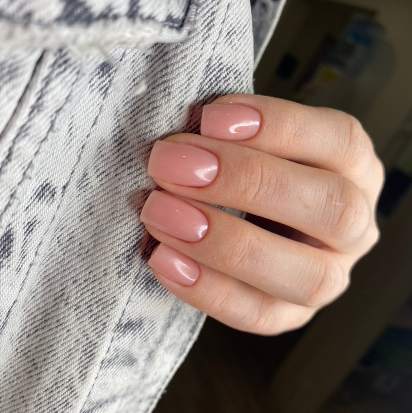 Маникюр с покрытием камуфлирующей базой