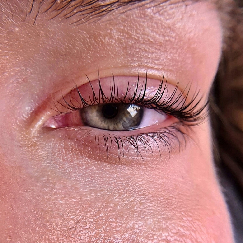 Снятие наращенных ресниц